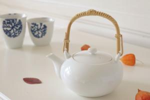 Porcelain Teapot (Dobin)