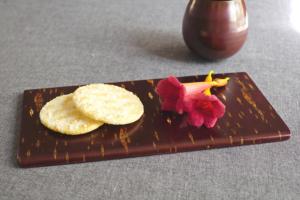 Wood serving board (Cherry bark)