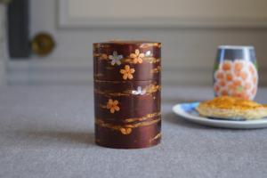 Tea canister with mother-of-pearl petals (L)