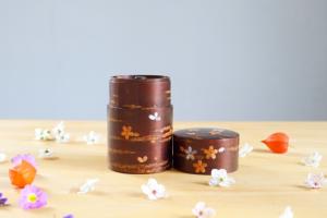 Tea canister with mother-of-pearl petals (L)