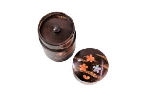  Tea canister with mother-of-pearl petals (S)