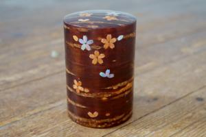 Tea canister with mother-of-pearl petals (L)