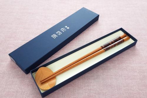 Gift box - Chopsticks (men) and chopstick rest in cherry wood