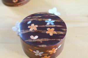 Tea canister with mother-of-pearl petals (L)